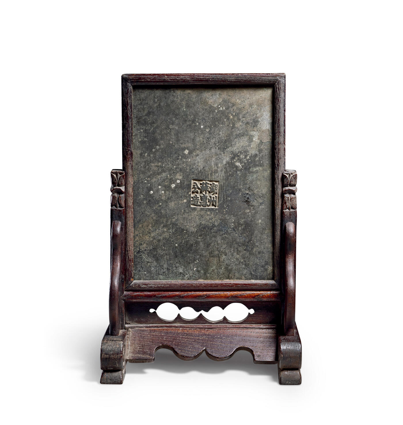 上海匡时2025年秋季拍卖会 中国历代钱币 铜镜专场 方形湖州插屏镜 镜体方行，尺寸硕大，带原配木质底座，屏风造型，镜背中心有六字铭文：湖州薛惠公造，整体传世黑包浆，温润大气，保存完整，存世稀少。