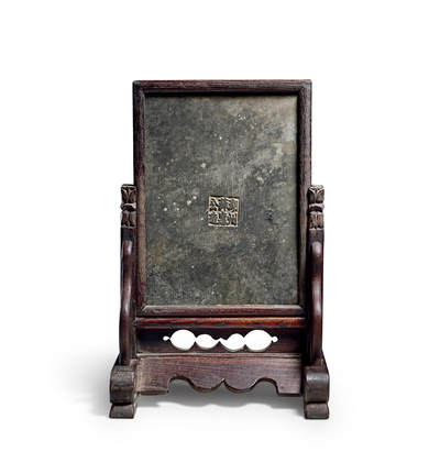 上海匡时2025年秋季拍卖会 中国历代钱币 铜镜专场 - 方形湖州插屏镜 镜体方行，尺寸硕大，带原配木质底座，屏风造型，镜背中心有六字铭文：湖州薛惠公造，整体传世黑包浆，温润大气，保存完整，存世稀少。