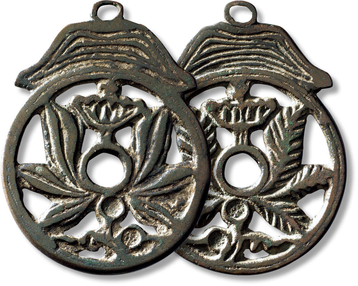 上海匡时2025年秋季拍卖会 中国历代钱币 铜镜专场 早期荷花纹镂空挂花一枚 早期荷花纹镂空挂花一枚，长：69.4mm，宽：52.6mm，厚：2.4mm，重量：34.5g，公博评级：85，评级编号：1119393603