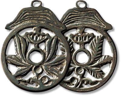 上海匡时2025年秋季拍卖会 中国历代钱币 铜镜专场 - 早期荷花纹镂空挂花一枚 早期荷花纹镂空挂花一枚，长：69.4mm，宽：52.6mm，厚：2.4mm，重量：34.5g，公博评级：85，评级编号：1119393603