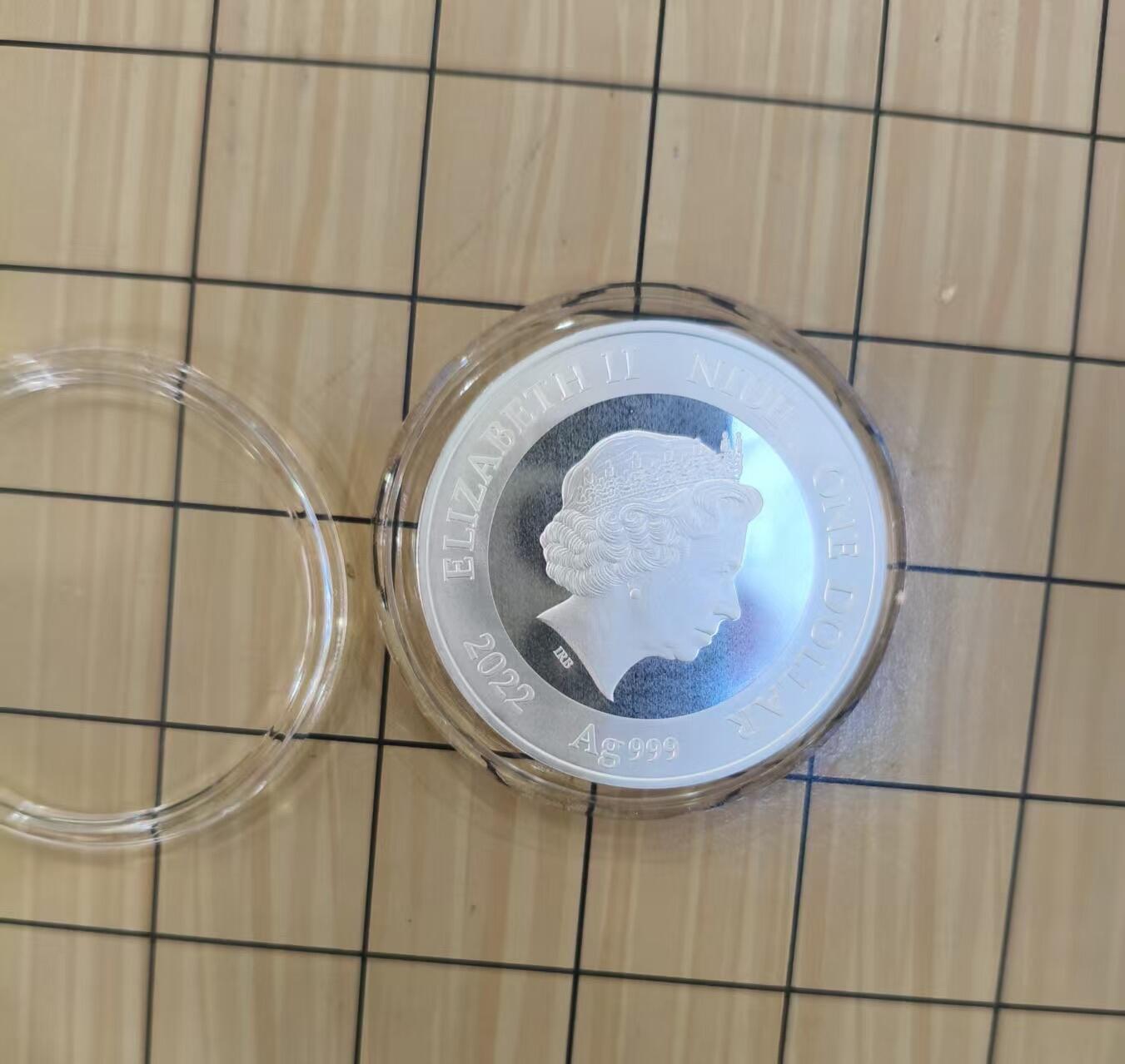 第184期拍卖  纽埃2022年，人生第一件宝贝系列(2)-我的第一颗钻石，镶嵌大颗粒闪耀宝石精制银币. 盒证全. 遵照最高国际银币制币质量标准铸制. 人生第一颗钻石寓意成功的未来. 非常漂亮. 国外售价110美元. 品相见实物照片