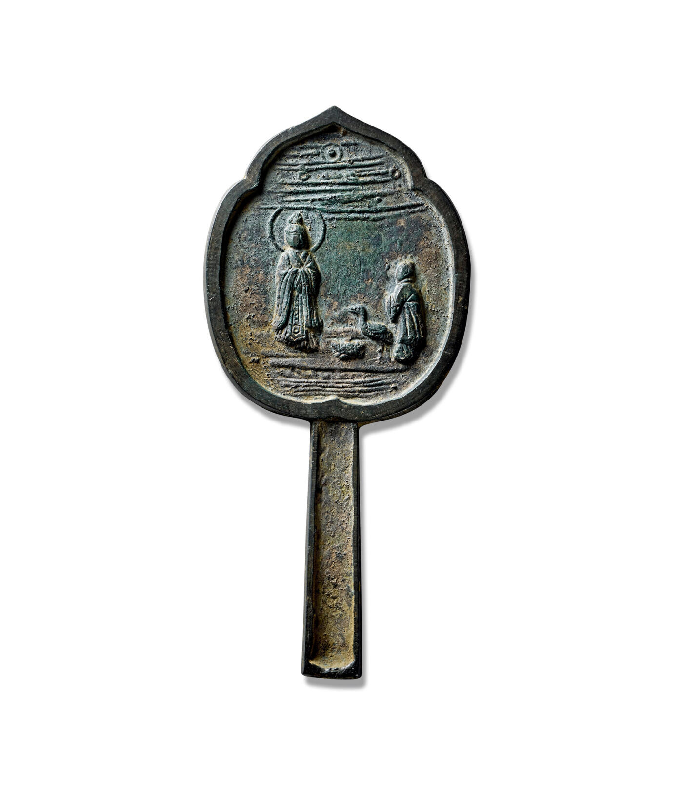 上海匡时2025年秋季拍卖会 中国历代钱币 铜镜专场 异形龟鹤人物故事镜 桃形，带柄。主纹饰为一童子携龟、鹤立于水畔，向一头现背光的仙人拜寿。镜上部云中托有一轮旭日。整体形态生动，镜型特殊，包浆熟美，保存完整。