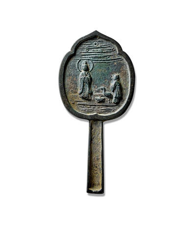 上海匡时2025年秋季拍卖会 中国历代钱币 铜镜专场 - 异形龟鹤人物故事镜 桃形，带柄。主纹饰为一童子携龟、鹤立于水畔，向一头现背光的仙人拜寿。镜上部云中托有一轮旭日。整体形态生动，镜型特殊，包浆熟美，保存完整。