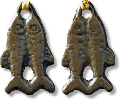 上海匡时2025年秋季拍卖会 中国历代钱币 铜镜专场 - 传世早期双鱼挂花一枚 传世早期双鱼挂花一枚，长：46mm，宽：26.3mm，厚：3.4mm，重量：17.8g