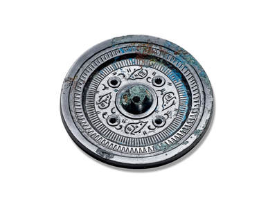 上海匡时2025年秋季拍卖会 中国历代钱币 铜镜专场 - 四乳四禽镜 圆形，圆钮，圆钮座。钮座外环饰四只雏鸡啄食纹，以四枚乳钉相间排列。四只雏鸡形态生动，刻画线条流畅自然。整镜包浆润泽，品相精美，保存完好。