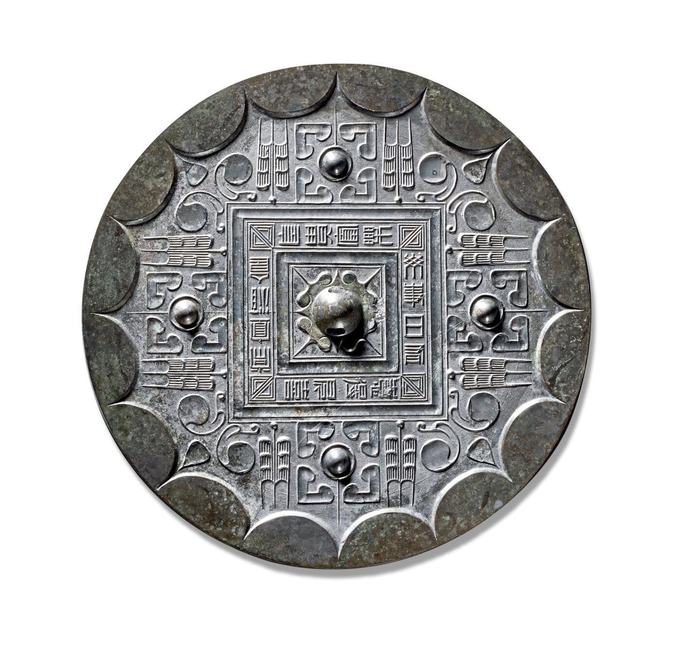 上海匡时2025年秋季拍卖会 中国历代钱币 铜镜专场 “长贵富”草叶纹镜 圆形，圆钮，柿蒂纹钮座。钮座外有两个凹面方格构成的方形铭文框，框内四角饰多重菱形纹，四边铭文内容顺时针旋读：“长贵富，乐毋事，日有憙，得所喜，常宜酒食。”字形端庄典雅，结体方正谨严，纹饰区域四乳格局，于文字方界格四方对称装饰。方框每边外侧中间各有一四瓣座乳钉，形成四大花朵；花朵两侧各有一个三迭式草叶纹，叶内有叶脉状的直线纹；方框四角各向外伸出一个双叶瓣夹一花苞的花叶纹。镜外缘之