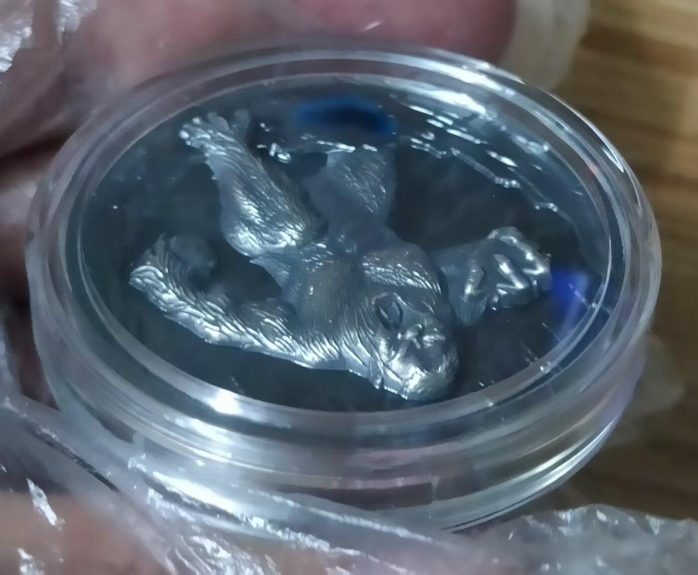 第184期拍卖 纽埃2022年， 喜马拉雅雪人-夜帝，2盎司，集 超高浮雕,局部仿古,黑色精制,钌化抗氧化,镶嵌蓝色树脂,凹面,microprinting尖端技术工艺于一体之大成纪念银币. 盒证全. 充满神秘感超高颜值,实物更漂亮震撼. 大热门. 国外售价315+美元