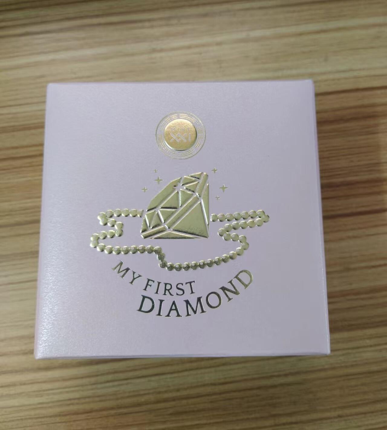 第184期拍卖  纽埃2022年，人生第一件宝贝系列(2)-我的第一颗钻石，镶嵌大颗粒闪耀宝石精制银币. 盒证全. 遵照最高国际银币制币质量标准铸制. 人生第一颗钻石寓意成功的未来. 非常漂亮. 国外售价110美元. 品相见实物照片