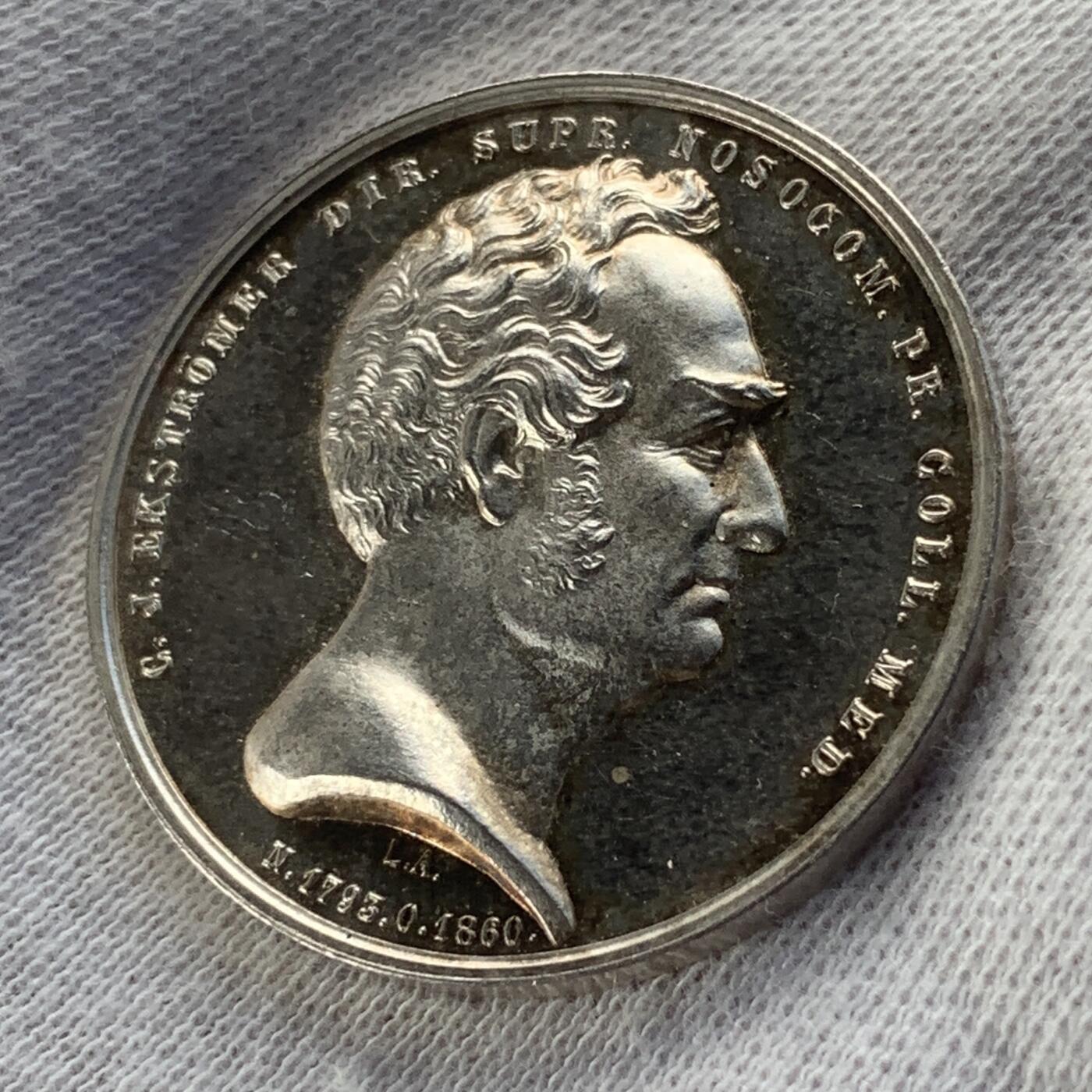 掌中浮雕-藏着的欧洲第045场 1871年医神银章， 31mm,14.6g， 女雕模师L. Ahlborn作品。正面为医生卡尔·约翰·埃克斯特罗默。镜面效果。罕见