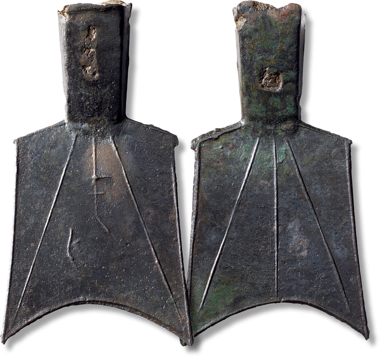 上海匡时2025年秋季拍卖会 中国历代钱币 铜镜专场 传世斜肩空首布“武”一枚 传世斜肩空首布“武”一枚，长：82mm，宽：49.2mm，重量：21.6g，华夏评级：82，评级编号：6562116391