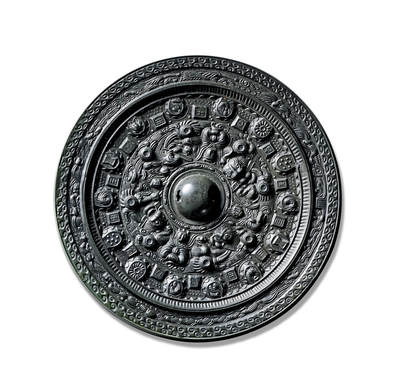 上海匡时2025年秋季拍卖会 中国历代钱币 铜镜专场 - 半圆方枚神人神兽镜 圆形，圆钮，圆钮座。镜缘内有一周凸棱，凸棱的斜面有一周锯齿纹。主纹饰内八个环状乳绕钮一周，四只嘴里衔矩的瑞兽均布，将纹饰分为四区，夹饰数组神态繁复的神人，纹饰区外有十四个半圆和十四个方枚间隔均布排列一周，每个半圆的立面均有锯齿纹，平面有瑞兽纹、太阳纹、几何纹等，每个方枚有一字铭文。在半圆与方枚之间的地章，布满了珍珠式的小点，镜缘装饰一周仙人出行图及卷云纹。整镜布局华丽严谨，铜质