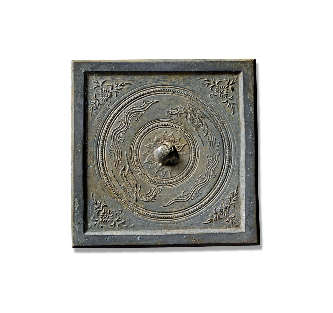 上海匡时2025年秋季拍卖会 中国历代钱币 铜镜专场 双凤方镜 方形，圆钮，菊花瓣座。双凤首尾相对，圆眼钩啄，双翅微张，尾羽修长，体态婀娜多姿，纹饰线条秀美柔和，四角饰以花卉，纹饰秀丽，精美少见。金闻德评级：90，带木盒。