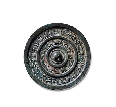 上海匡时2025年秋季拍卖会 中国历代钱币 铜镜专场 - 双圈铭文镜 圆形，圆钮。钮外有两周凸弦纹，构成一个纹饰带。内区纹饰为四组由三角雷纹构成的云雷纹；外区为一圈大字篆书铭文，顺时针旋读：“清泿铜华以为镜，昭察衣服观容貌，丝组杂沓以为信，清光乎诚宜佳人。”整体纹饰犀利，字体清晰。此镜品种较为少见，素宽缘。