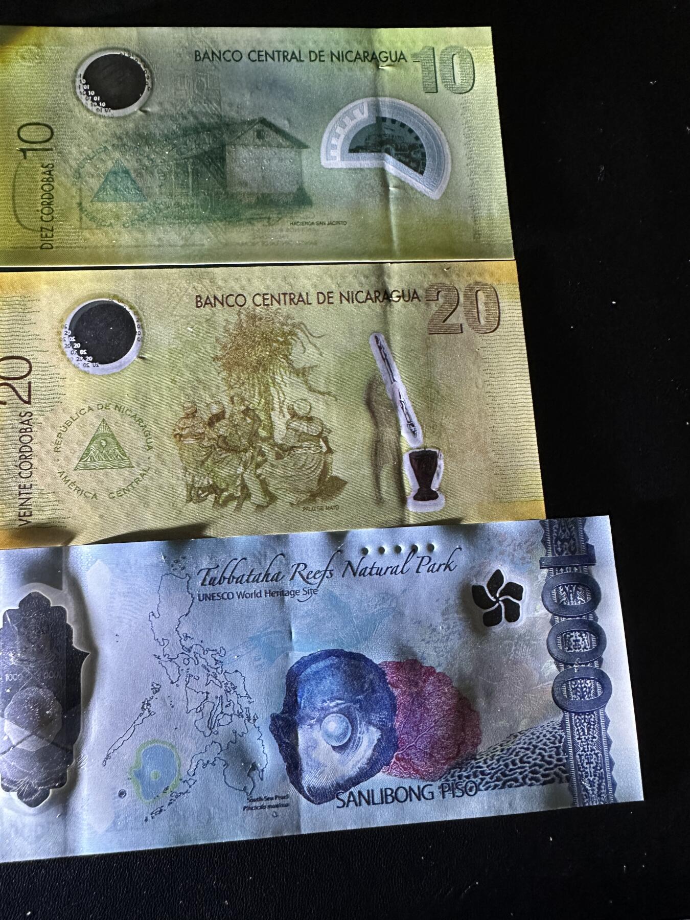 《外钞收藏家》第五百九十二期（精选场）（本平台长期征集拍品、欢迎藏友们联系合作） 尼加拉瓜10和20面额 A/1冠 2张全同号+2022年菲律宾 AA冠 1000比索 三张都是UNC- 有压印