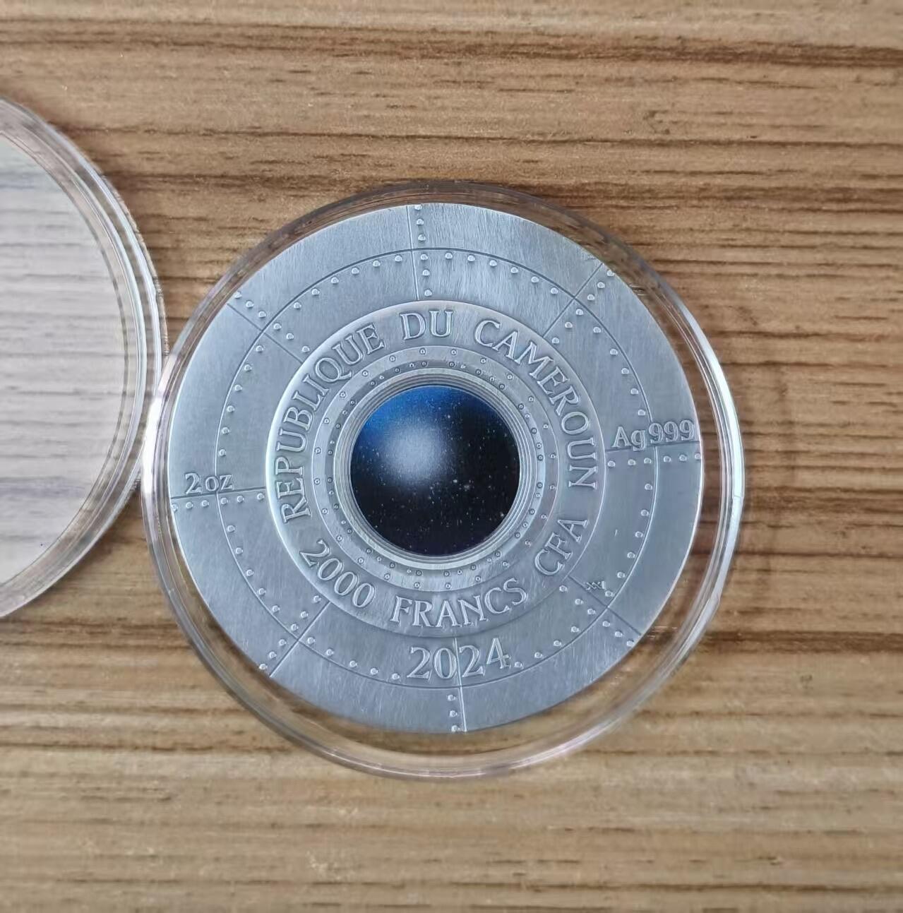 第184期拍卖 【龙头币】喀麦隆2024年, 星际现象(1)-罗斯威尔UFO事件，2盎司加大(直径达50mm), 金属蓝彩色、高浮雕、仿古、双面彩色纪念银币. 盒证全. (龙头币 新热门飞碟系列第一枚)，实物超漂亮质感动感. 国外售价436+美元