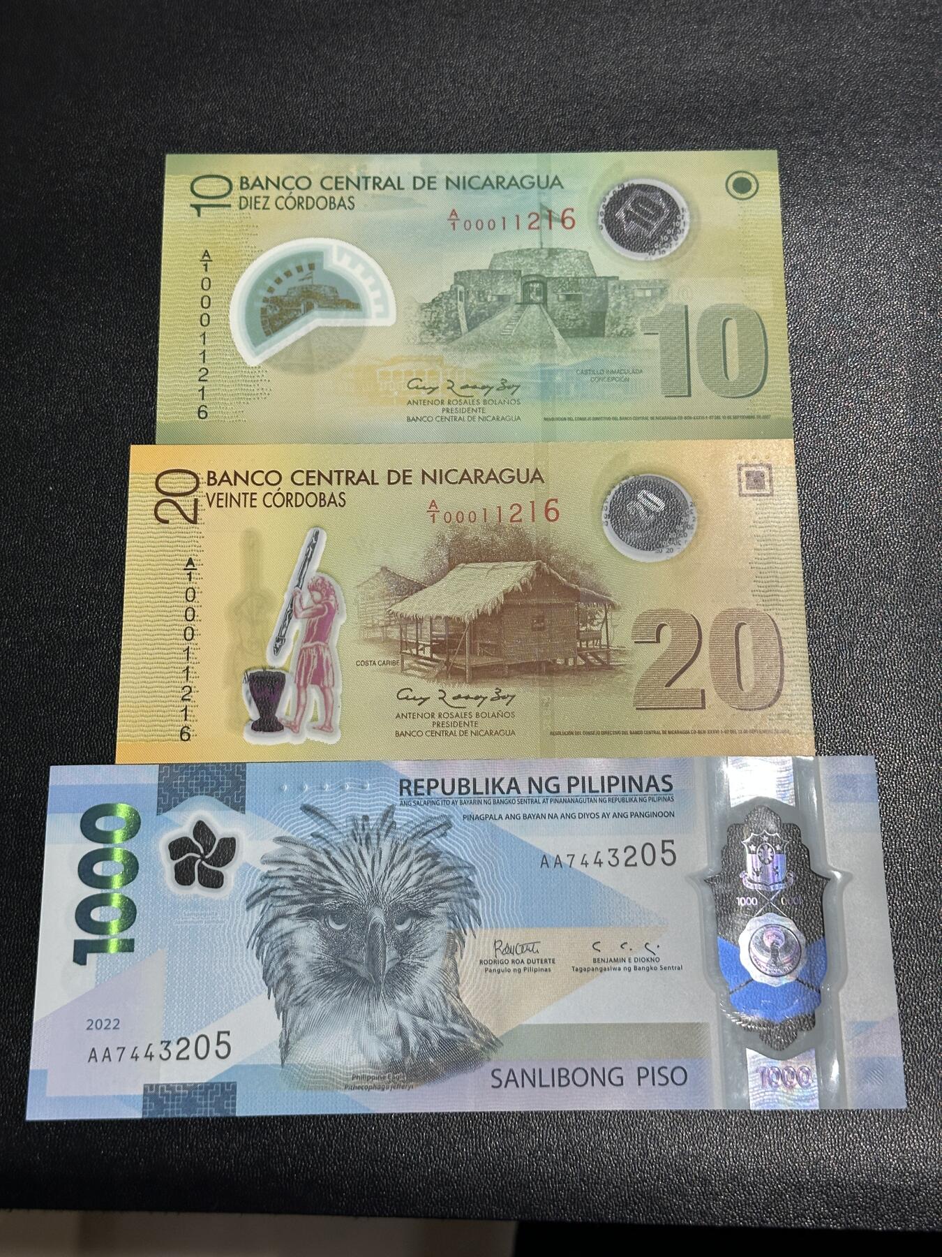 《外钞收藏家》第五百九十二期（精选场）（本平台长期征集拍品、欢迎藏友们联系合作） 尼加拉瓜10和20面额 A/1冠 2张全同号+2022年菲律宾 AA冠 1000比索 三张都是UNC- 有压印