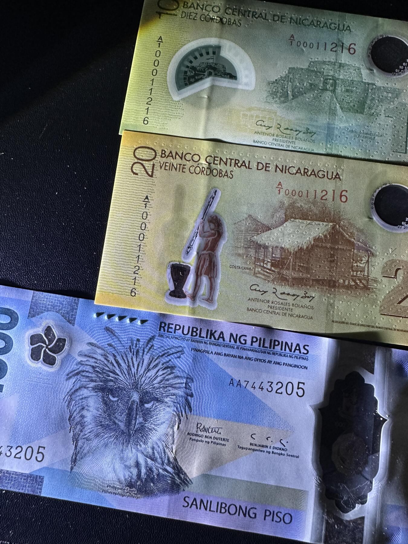 《外钞收藏家》第五百九十二期（精选场）（本平台长期征集拍品、欢迎藏友们联系合作） 尼加拉瓜10和20面额 A/1冠 2张全同号+2022年菲律宾 AA冠 1000比索 三张都是UNC- 有压印