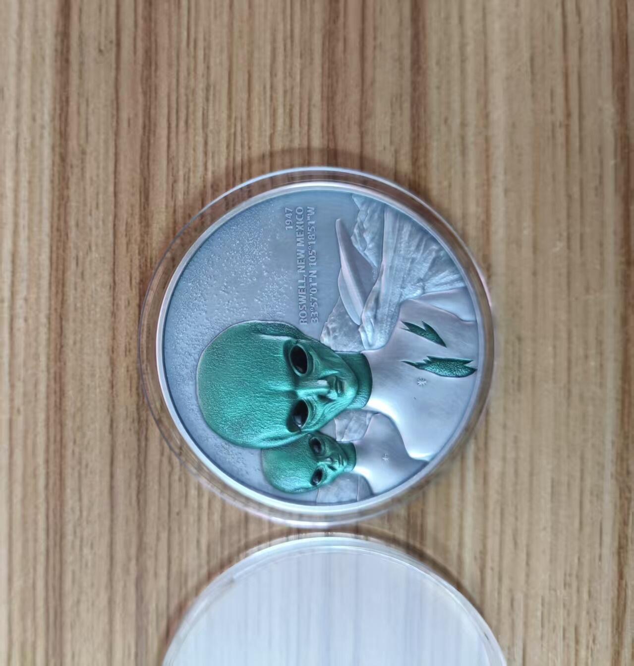 第184期拍卖 【龙头币】喀麦隆2024年, 星际现象(1)-罗斯威尔UFO事件，2盎司加大(直径达50mm), 金属蓝彩色、高浮雕、仿古、双面彩色纪念银币. 盒证全. (龙头币 新热门飞碟系列第一枚)，实物超漂亮质感动感. 国外售价436+美元