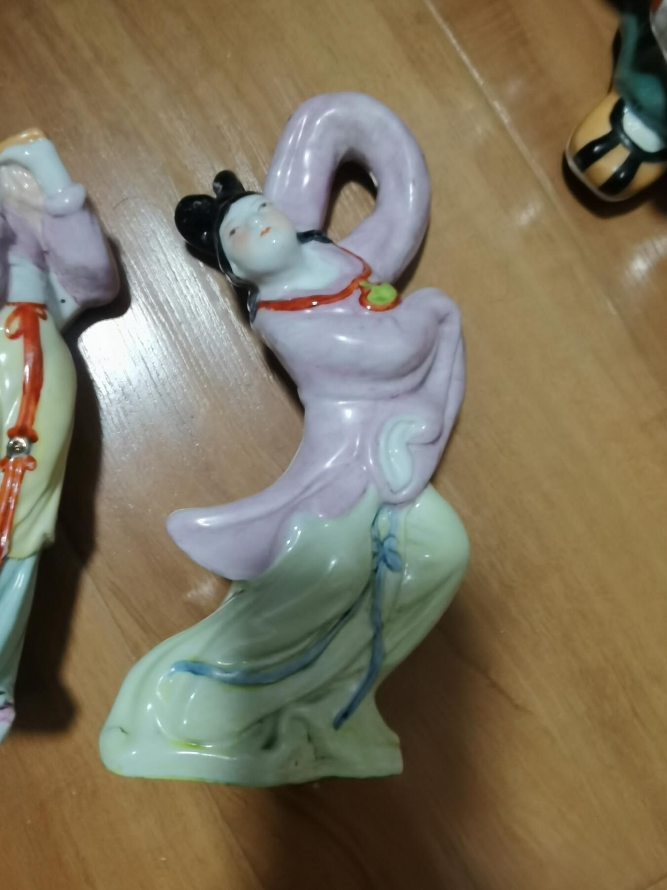 早期景德镇侍女粉彩人物瓷像三个