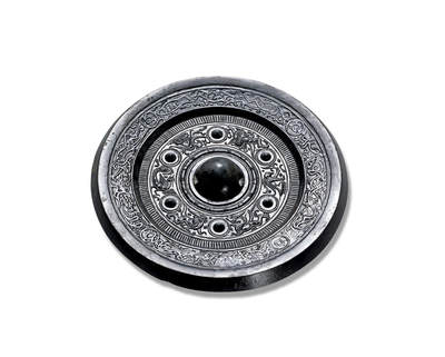 上海匡时2025年秋季拍卖会 中国历代钱币 铜镜专场 - 动物钱纹边饰六乳瑞兽镜 圆形，圆钮，圆钮座，钮座外环绕凸弦纹圈带及栉齿纹。主纹饰区以六枚圆座乳钉将主纹饰六等分，分别雕铸青龙、獬豸、羽人、朱雀、鸾鸟等神人瑞兽，线条婉转流畅，刻画精细，装饰意味颇浓。近缘处饰以变形的青龙、白虎、朱雀、玄武四神及羽人、鱼及其它瑞兽组成，纹饰间间隔五铢钱纹及蟾蜍、阳乌等，体态舒展，相互追逐。多乳瑞兽纹镜之中，七乳居多，六乳相对少见。此镜通体黑漆古，铸造精良，纹饰清晰而无