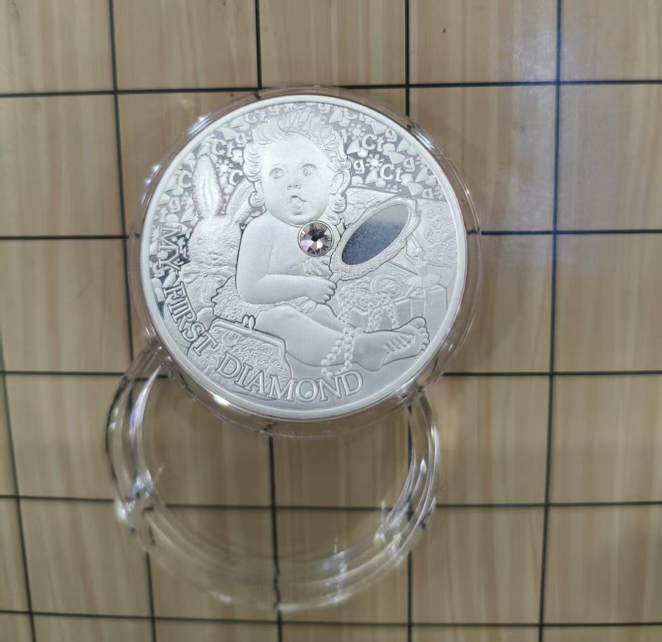 第184期拍卖  纽埃2022年，人生第一件宝贝系列(2)-我的第一颗钻石，镶嵌大颗粒闪耀宝石精制银币. 盒证全. 遵照最高国际银币制币质量标准铸制. 人生第一颗钻石寓意成功的未来. 非常漂亮. 国外售价110美元. 品相见实物照片