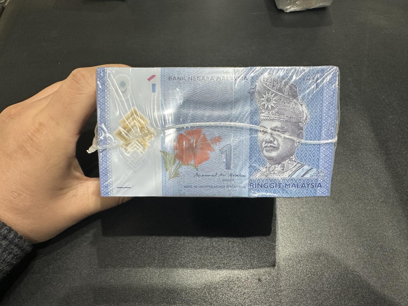 《外钞收藏家》第五百九十二期（精选场）（本平台长期征集拍品、欢迎藏友们联系合作） 马来西亚新版1林吉特整捆千张连号（年底外币礼品货）	UNC