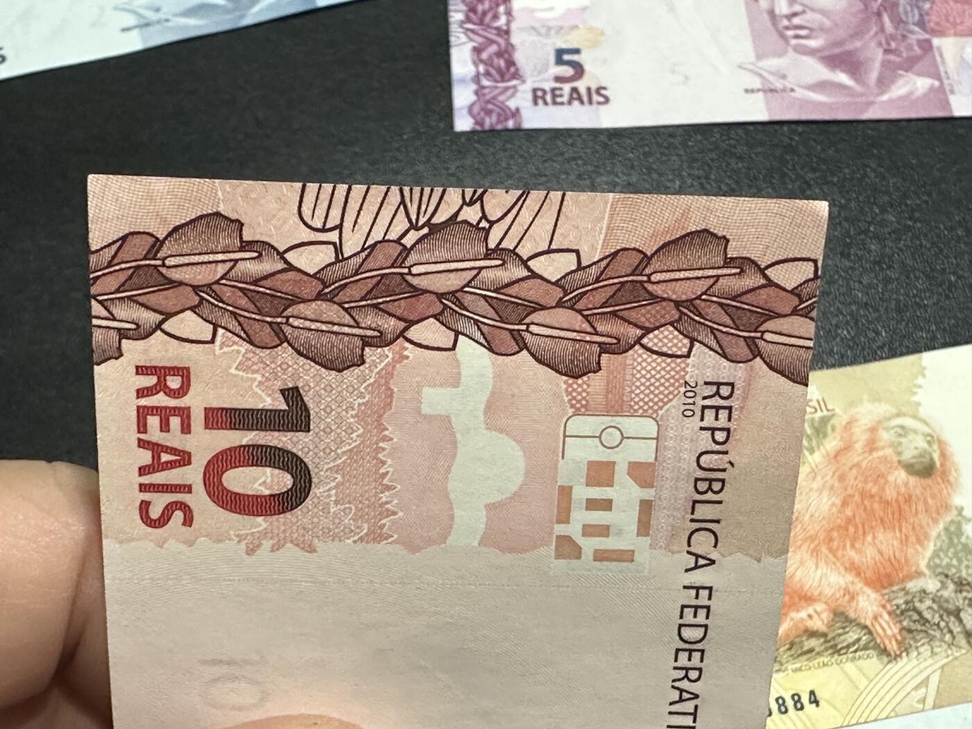 《外钞收藏家》第五百九十二期（精选场）（本平台长期征集拍品、欢迎藏友们联系合作） 巴西新版2-200雷亚尔7张一套（5/200是AA字冠，有多张号码不错）	UNC 10面额角不绝