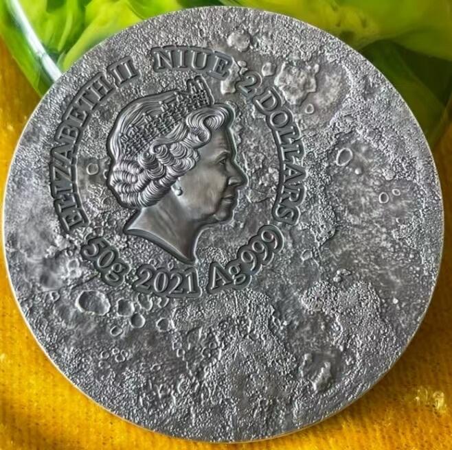 第184期拍卖 【龙头币】纽埃2021, 中国民间神话故事(1)-玉兔奔月，50克,加大(直径达50mm),镶嵌大块天然翡翠,高浮雕,仿古艺术银币. 盒证全. 龙头币,中国传统神话故事系列(1). 热门中国元素.国外售价335+美元