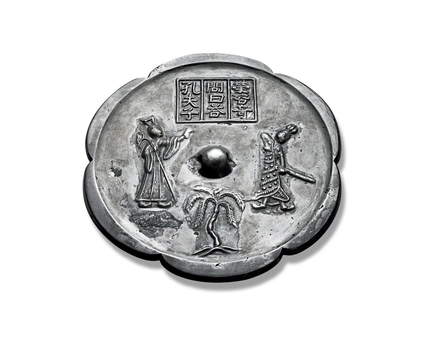 上海匡时2025年秋季拍卖会 中国历代钱币 铜镜专场 三乐镜 圆形，圆钮。纹饰采用高浮雕技法表现。镜钮上部的方格铭文框内铸有“荣启奇问日答孔夫子”九字铭文。镜钮左侧为孔夫子，身着宽袖长袍，右手执龙头杖，举左手伸出两指，作发问状。右侧为荣启奇，头束冠，披鹿裘带索，左手持琴，鼓琴而歌，神态自若。镜钮下方饰一柳树，象征“郕之野”。此类图景化纹饰在当时的铜镜艺术中极为少见，对后世故事镜的发展产生了深远影响。