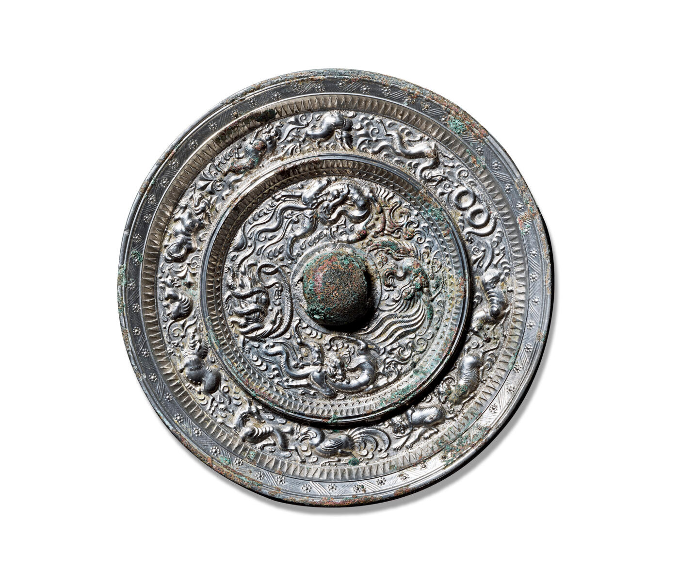 上海匡时2025年秋季拍卖会 中国历代钱币 铜镜专场 四神十二生肖镜 此面四神兽十二生肖镜，整体原白光，纹饰高浮雕清晰，具有典丽辉煌的面貌。内区纹饰分四方分布，四方各有神兽，神兽威风昂姿、筋骨强壮、生动活脱。其气韵与细节的描画均可见当时工艺的高超与艺术表现的细腻。虽在各自分区的空间规划中不同的神兽却有着相同的精神风貌而产生统一的飒爽英姿美感。外区一周装饰高浮雕十二生肖形象环绕，动物形态及动态少见，写实细褥。整体纹饰精美清晰，华丽盛艳，一派生机盎然与辉