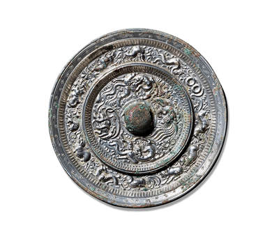 上海匡时2025年秋季拍卖会 中国历代钱币 铜镜专场 - 四神十二生肖镜 此面四神兽十二生肖镜，整体原白光，纹饰高浮雕清晰，具有典丽辉煌的面貌。内区纹饰分四方分布，四方各有神兽，神兽威风昂姿、筋骨强壮、生动活脱。其气韵与细节的描画均可见当时工艺的高超与艺术表现的细腻。虽在各自分区的空间规划中不同的神兽却有着相同的精神风貌而产生统一的飒爽英姿美感。外区一周装饰高浮雕十二生肖形象环绕，动物形态及动态少见，写实细褥。整体纹饰精美清晰，华丽盛艳，一派生机盎然与辉