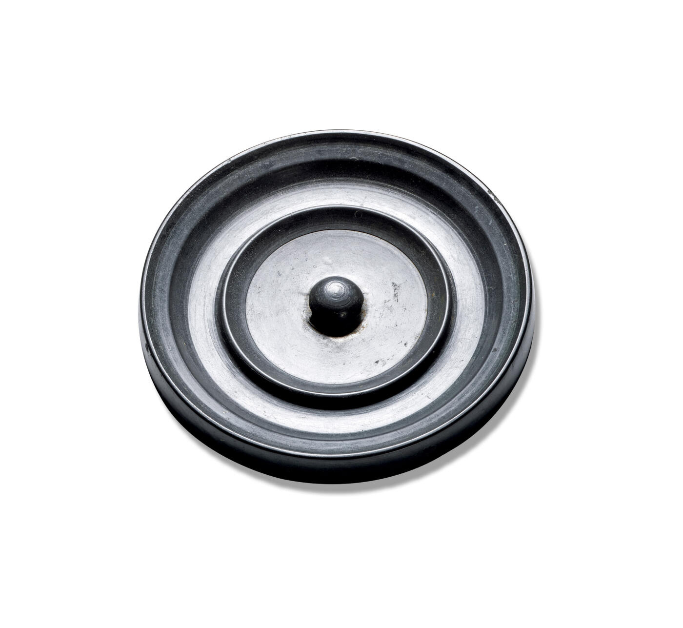 上海匡时2025年秋季拍卖会 中国历代钱币 铜镜专场 弦纹镜 圆形，圆钮。镜素面，仅有弦纹高圈一周配饰，素雅而不失高贵。镜光气匀亮，色调统一，品相极佳，保存完整，铜质精良厚重，是一件难得的收藏佳品。闻德评级：90，带木盒。