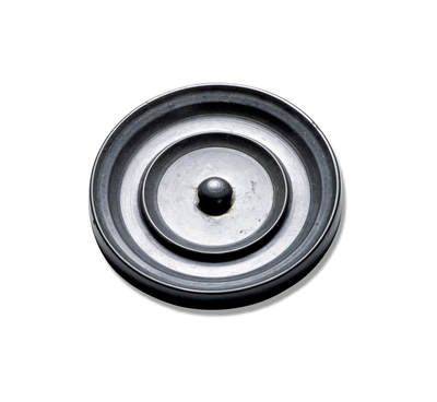 上海匡时2025年秋季拍卖会 中国历代钱币 铜镜专场 - 弦纹镜 圆形，圆钮。镜素面，仅有弦纹高圈一周配饰，素雅而不失高贵。镜光气匀亮，色调统一，品相极佳，保存完整，铜质精良厚重，是一件难得的收藏佳品。闻德评级：90，带木盒。