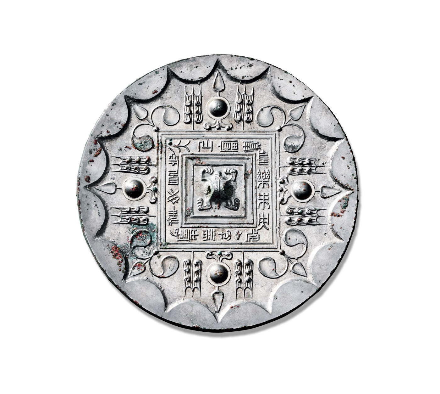 上海匡时2025年秋季拍卖会 中国历代钱币 铜镜专场 “长乐未央”草叶纹镜 圆形，伏兽钮。外围设双线凹面界格，格内铸铭文：“长乐未央，延年益寿，常毋相忘，大乐富贵。”界格四角各向外伸出一组一苞二叶的花枝纹，将镜背分为四区，每区饰一枚乳钉并辅以草叶纹。镜缘饰内向十六连弧纹。此镜通体银白，品相完好。