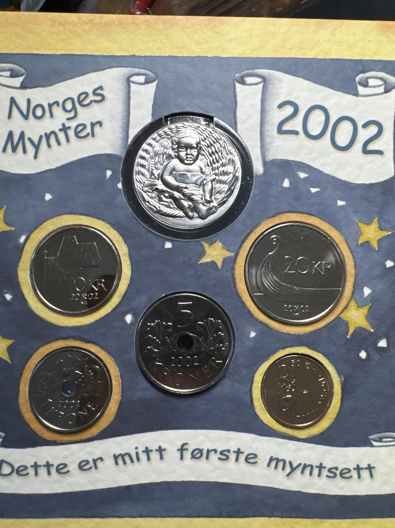 ❤️【币观天下】❤️ 第334期钱币拍卖- 2025.12.12周五晚上6点半场-长期征集拍品 挪威2002年新生儿宝宝的第一套硬币官方卡装5枚硬币+1枚纪念章