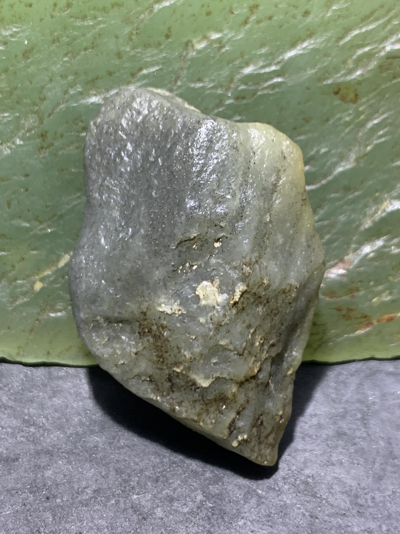 新疆戈壁风化纹和田玉青花玉原石一颗，