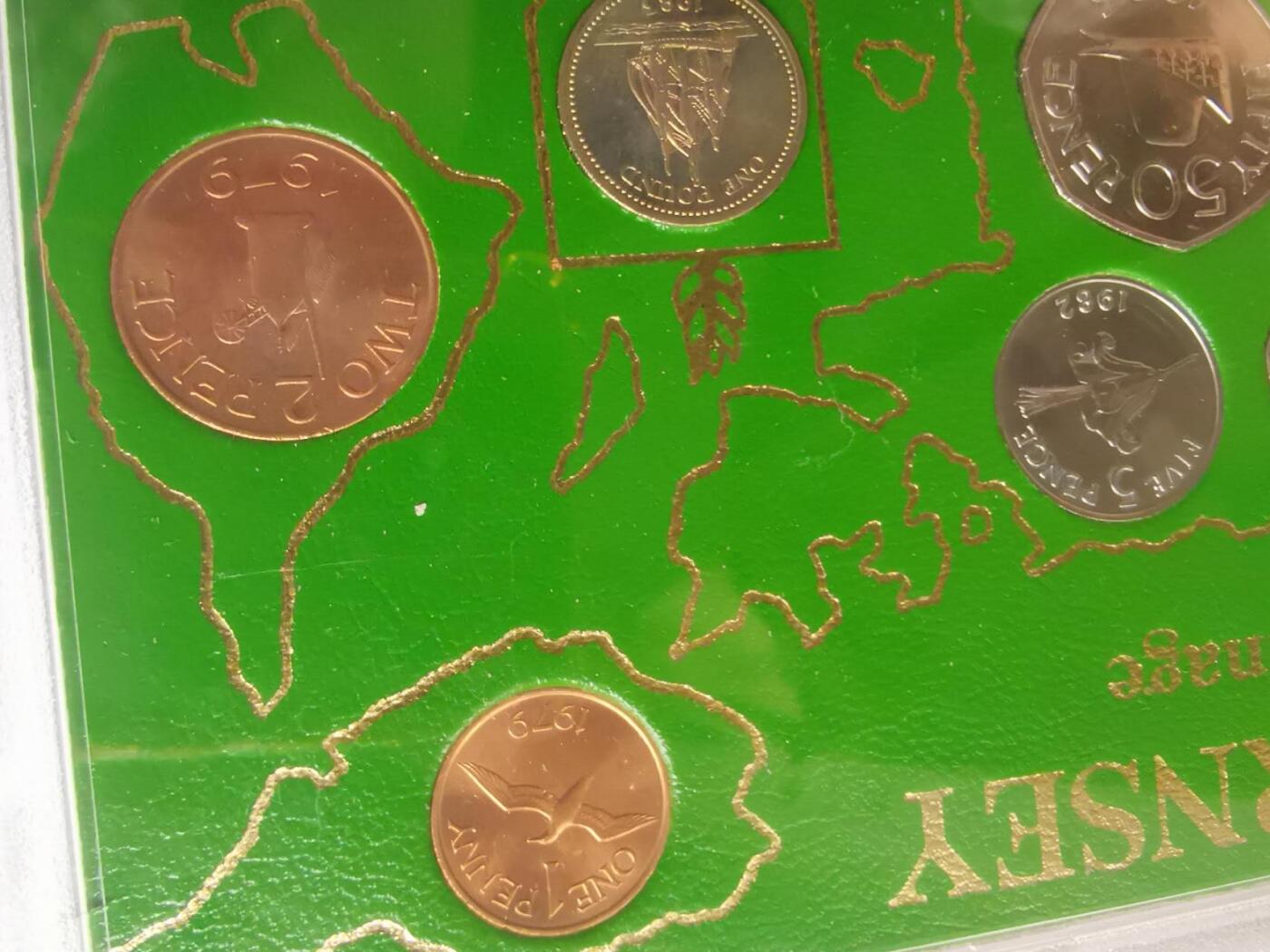 巨藏钱币第七期硬币场12月12号20点开拍 根西岛70-80年代7枚套含1镑铜币