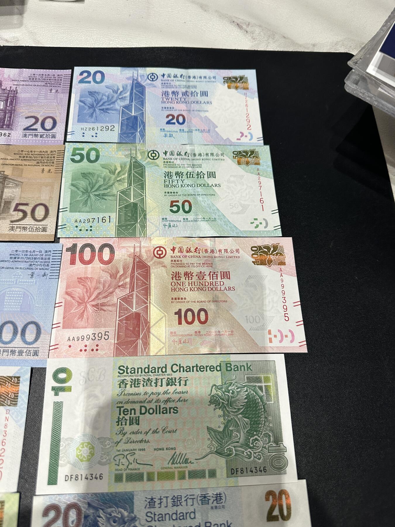 《外钞收藏家》第五百九十二期（精选场）（本平台长期征集拍品、欢迎藏友们联系合作） 港币塑料钞标准10连号+港澳币10-100元小面额还有纪念钞一起  共1000元 全新UNC