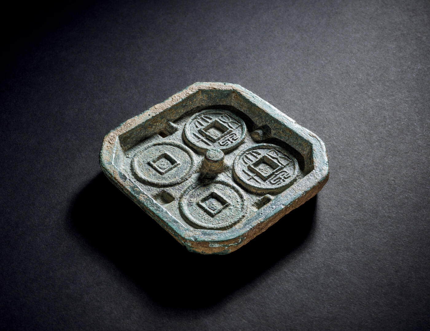 上海匡时2025年秋季拍卖会 中国历代钱币 铜镜专场 “大泉五十”铜母范一枚 “大泉五十”铜母范一枚，边长：81.2mm，厚：13.2mm，重量：295.9g