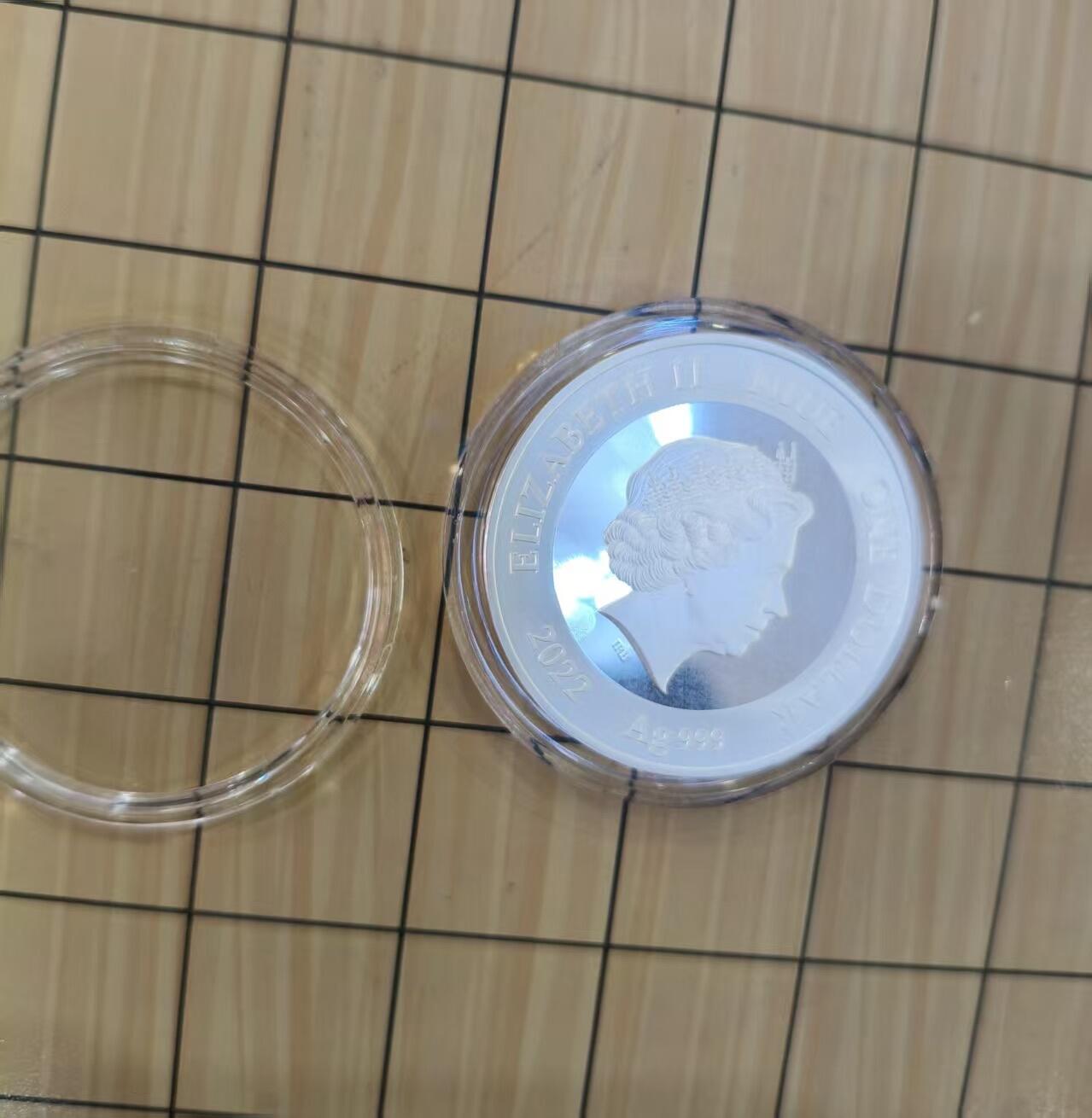 第184期拍卖  纽埃2022年，人生第一件宝贝系列(2)-我的第一颗钻石，镶嵌大颗粒闪耀宝石精制银币. 盒证全. 遵照最高国际银币制币质量标准铸制. 人生第一颗钻石寓意成功的未来. 非常漂亮. 国外售价110美元. 品相见实物照片