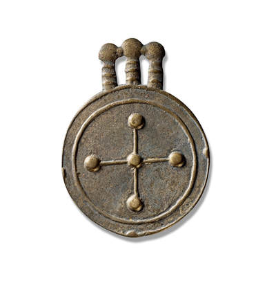 上海匡时2025年秋季拍卖会 中国历代钱币 铜镜专场 - 草原文化挂镜 圆形饰件，上设三首挂柄相连，构成双挂孔。主体纹饰为十字形梁连接五颗珠状乳钉，外缘环饰双旋纹。整体造型独特，纹饰为草原文化风格。镜体保存完整，轻微不平，具有极高的收藏与研究价值。