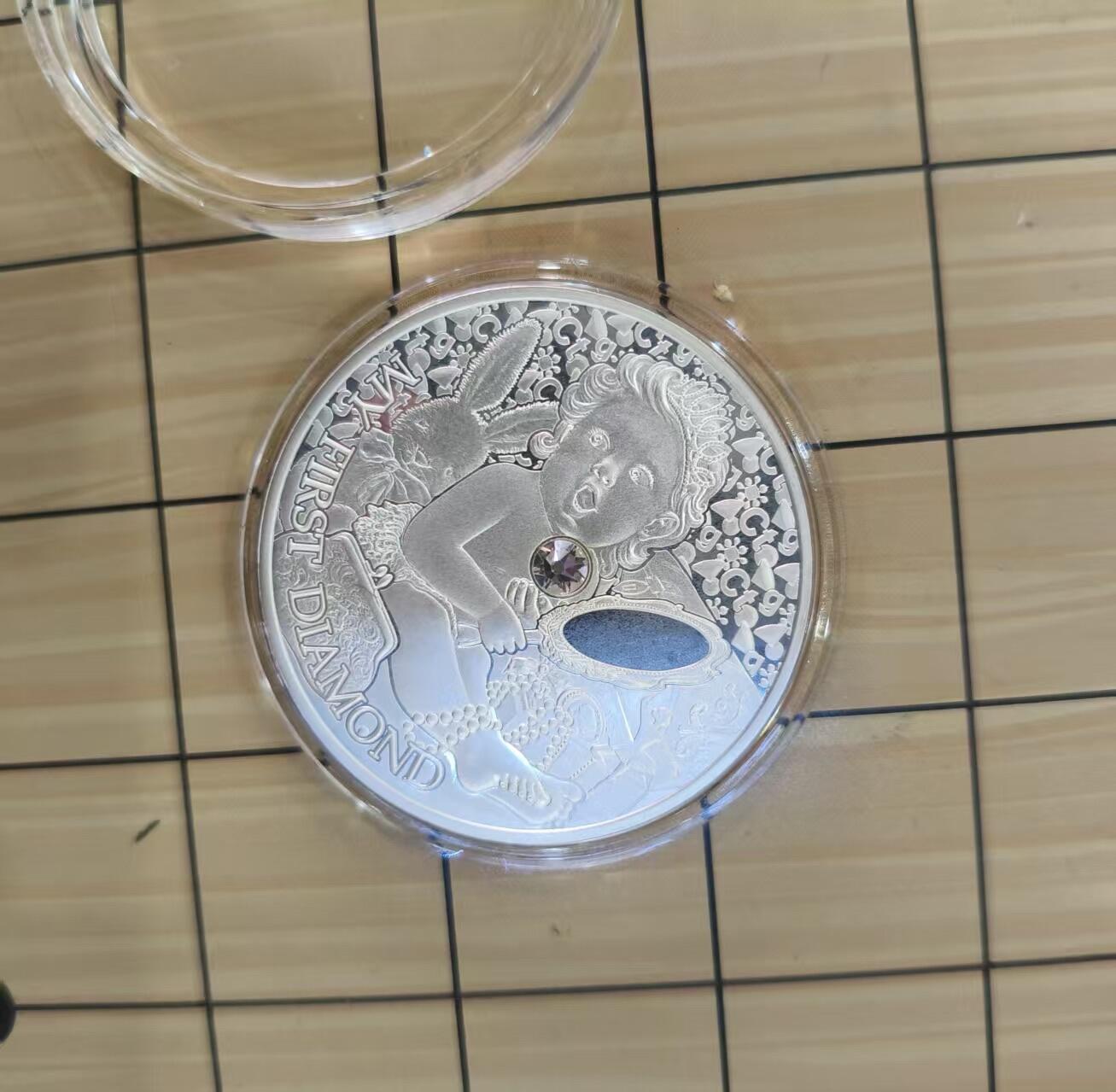 第184期拍卖  纽埃2022年，人生第一件宝贝系列(2)-我的第一颗钻石，镶嵌大颗粒闪耀宝石精制银币. 盒证全. 遵照最高国际银币制币质量标准铸制. 人生第一颗钻石寓意成功的未来. 非常漂亮. 国外售价110美元. 品相见实物照片