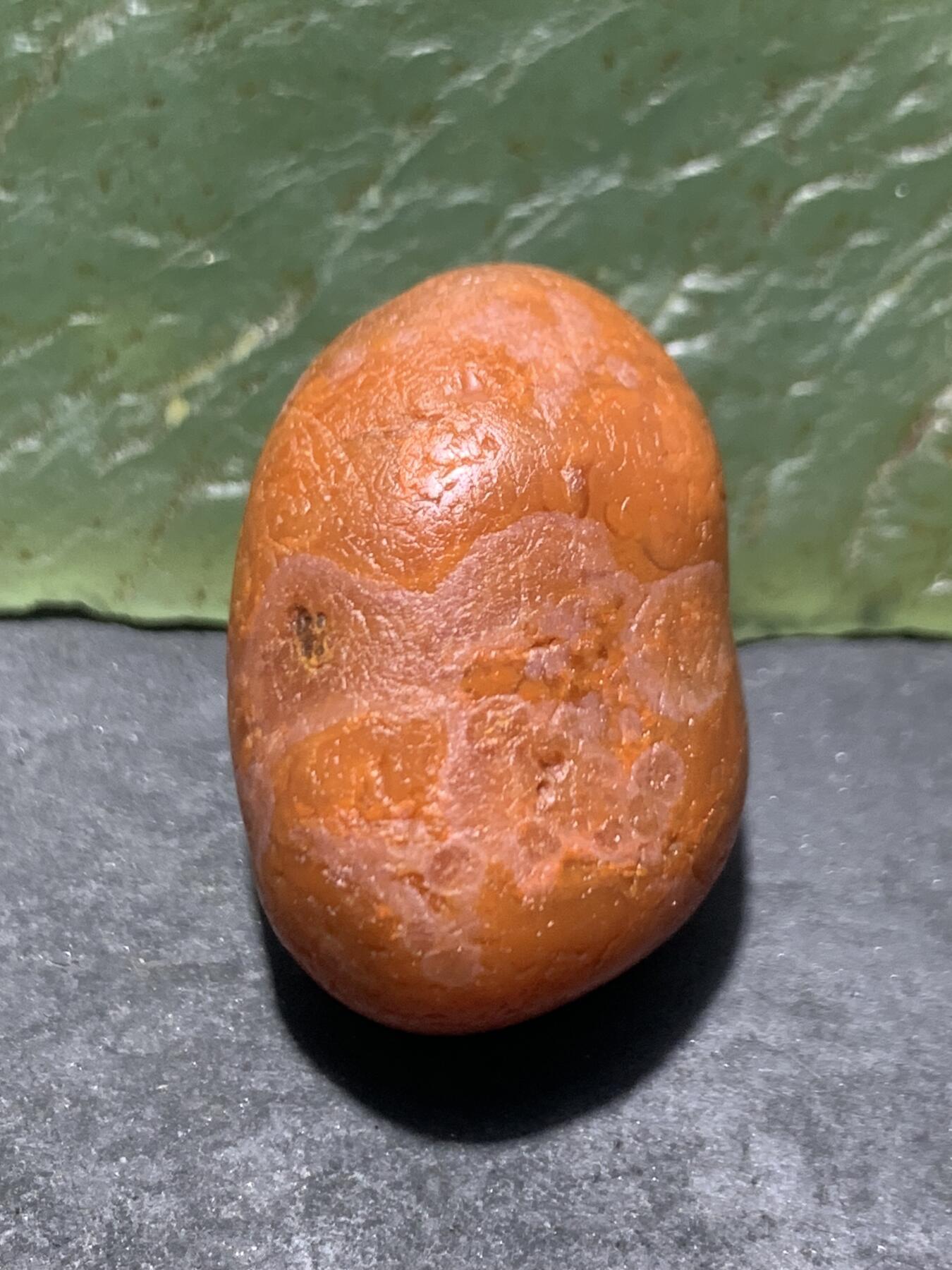 精美柿子红飘白水冲籽川料南红玛瑙原石一颗，