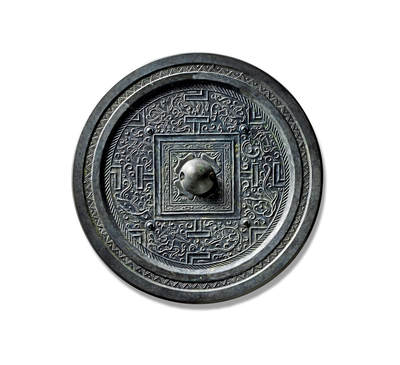上海匡时2025年秋季拍卖会 中国历代钱币 铜镜专场 - 瑞兽规矩镜 圆形，圆钮，柿蒂纹钮座。主题纹饰为凹面方框规矩纹及四乳钉将镜背主题纹饰区分为四方八区，分别饰有不同的羽人及奇珍异兽，近缘处一圈栉齿纹。镜缘饰一圈双线锯齿纹，外侧饰珠点纹。此镜通体漆黑莹亮，纹饰线条流畅，动物形象生动，制作规整，具有极强的艺术感染力。