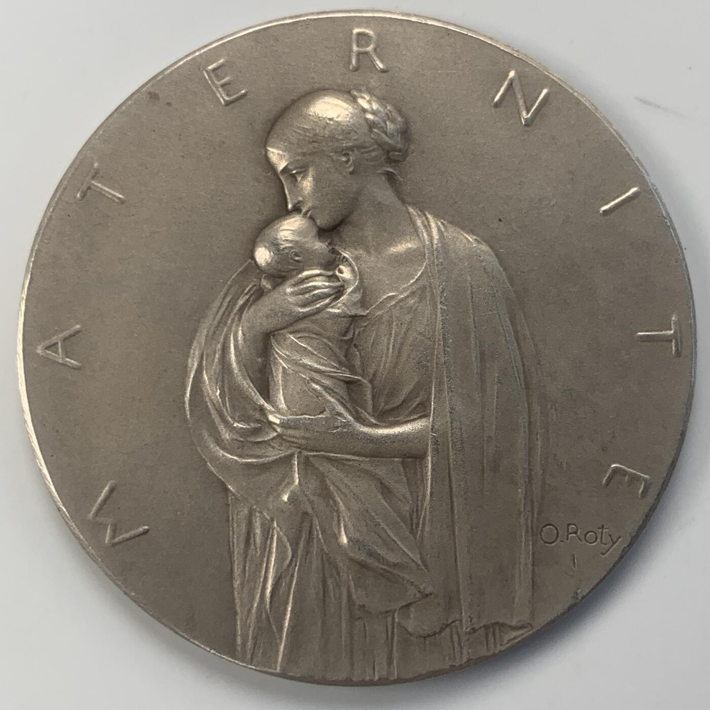 掌中浮雕-藏着的欧洲第045场 法国母爱银章，37mm，22.9g， 章牌大师奥斯卡.罗蒂Oscar Roty（1846-1911）作品，未刻字，有合适盒子（无法确定是否原盒）