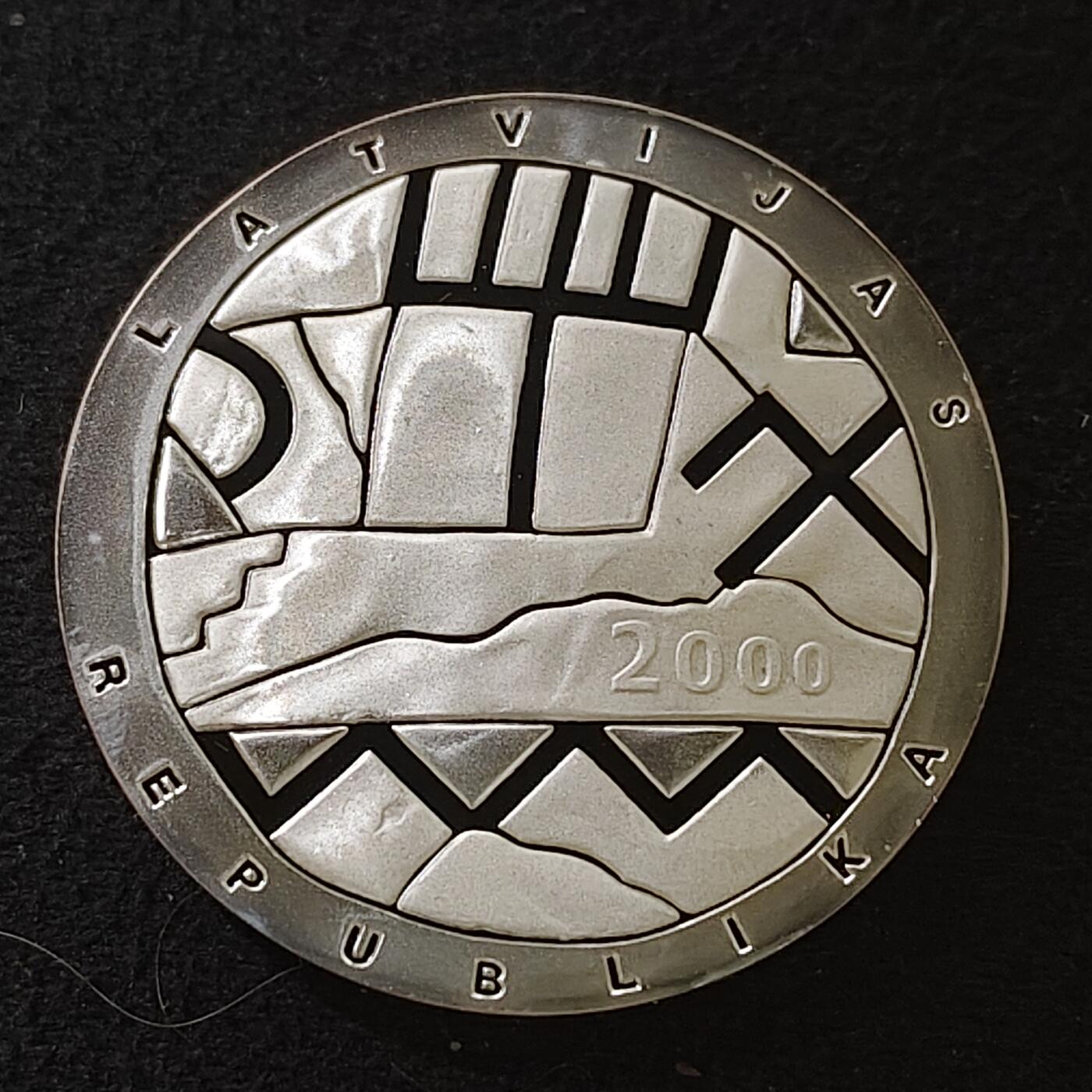 【全场包邮】纯粹捡漏拍485场（免费代拍第22场） 【少见】拉脱维亚2000年1拉特时间与价值三枚套系列大地（38.61毫米31.47克）精制克朗型纪念银币-量5000