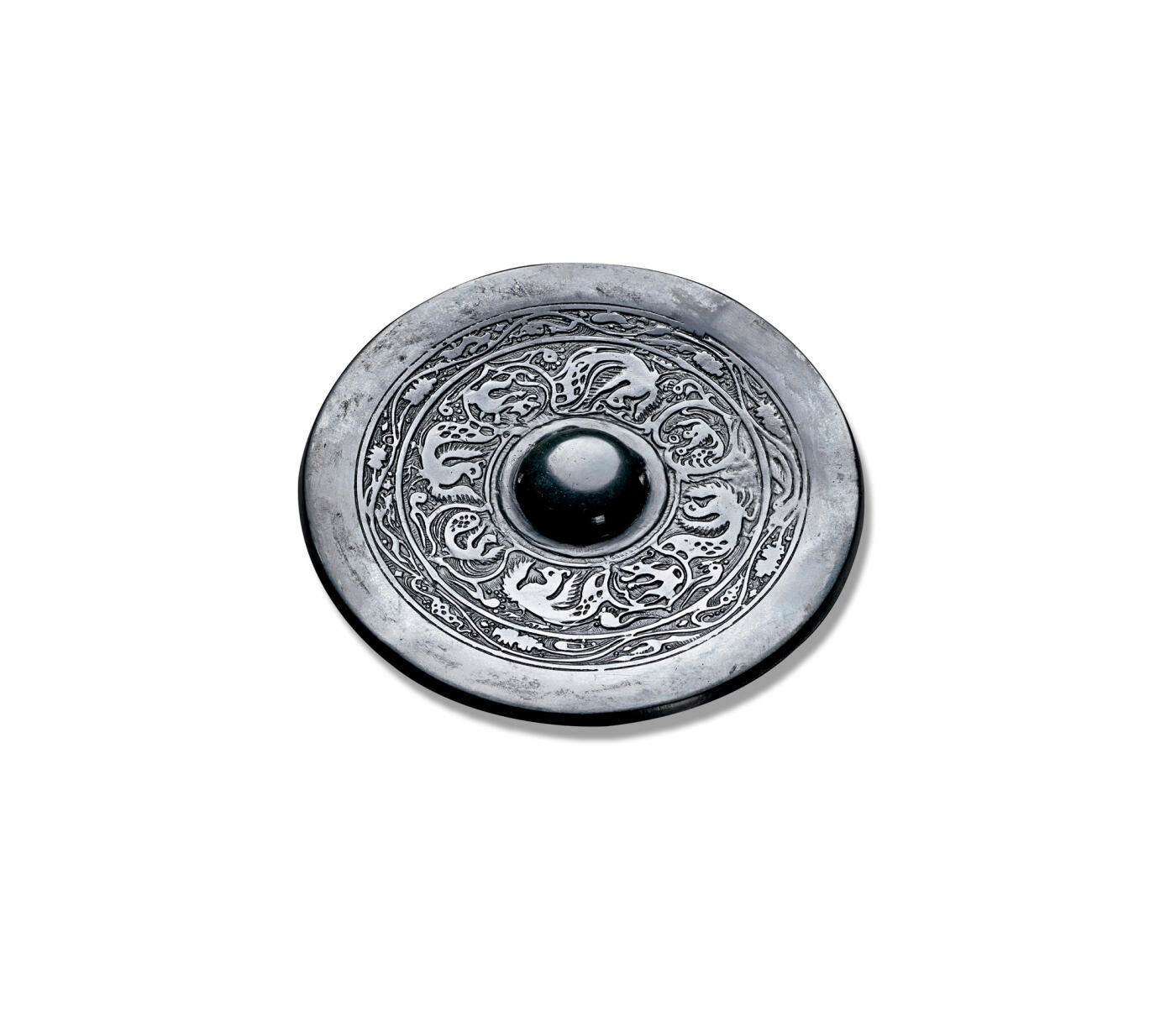 上海匡时2025年秋季拍卖会 中国历代钱币 铜镜专场 六凤双龙镜 圆形，圆钮，圆钮座。主纹饰为四组凤鸟，相间龙凤纹，两凤鸟并立相对，尾羽卷曲似云气，鸟首之间各饰叶纹，两凤鸟间装饰龙纹及凤纹。主纹外饰内连弧纹环带。素宽缘。镜背纹饰细密，刻花复杂多变。