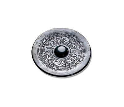 上海匡时2025年秋季拍卖会 中国历代钱币 铜镜专场 - 六凤双龙镜 圆形，圆钮，圆钮座。主纹饰为四组凤鸟，相间龙凤纹，两凤鸟并立相对，尾羽卷曲似云气，鸟首之间各饰叶纹，两凤鸟间装饰龙纹及凤纹。主纹外饰内连弧纹环带。素宽缘。镜背纹饰细密，刻花复杂多变。