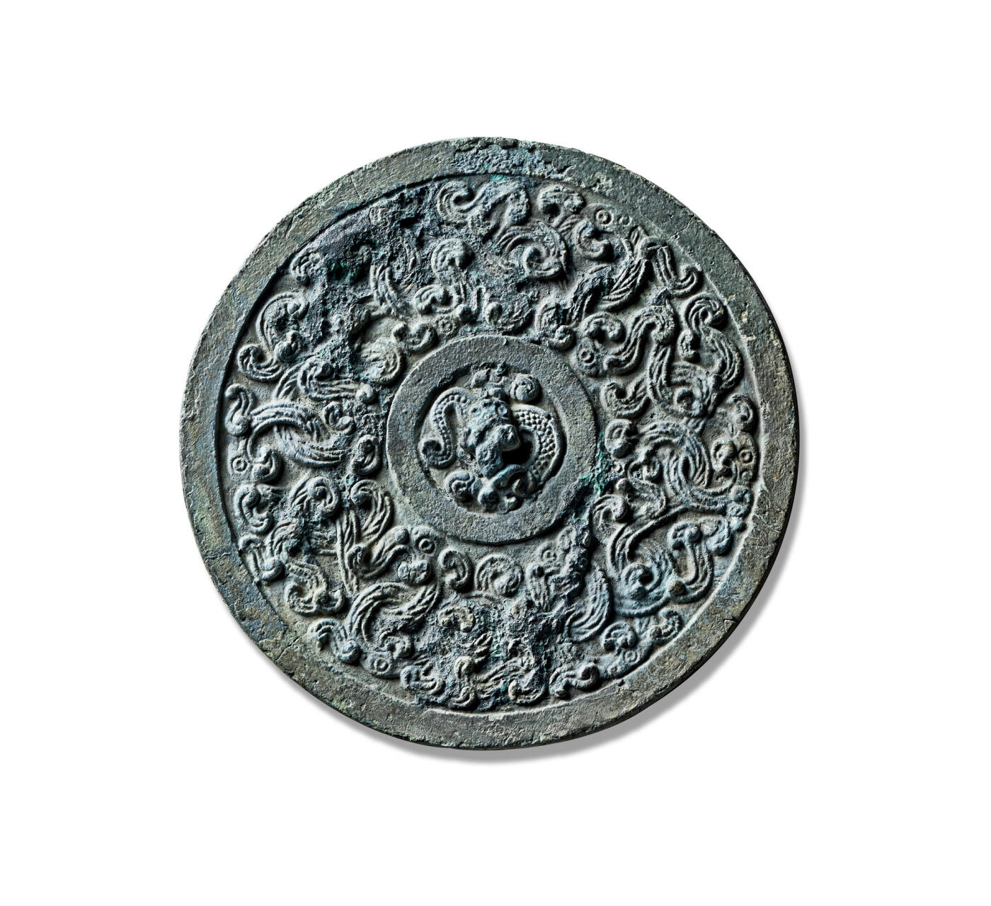 上海匡时2025年秋季拍卖会 中国历代钱币 铜镜专场 盘龙钮蟠螭纹镜 圆形，盘龙钮。主纹饰分为内外两区，以相互缠绕的螭龙为主题，纹饰繁复，品类稀少。镜体尺寸小巧，形制可爱而不失高贵大气。此镜应属早期铜镜，高浮雕工艺精湛，且保存完好，实属难得。品相上佳，堪称收藏佳品。
