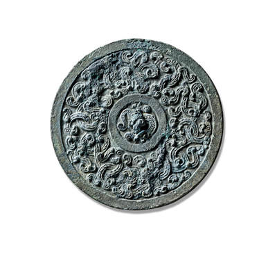 上海匡时2025年秋季拍卖会 中国历代钱币 铜镜专场 - 盘龙钮蟠螭纹镜 圆形，盘龙钮。主纹饰分为内外两区，以相互缠绕的螭龙为主题，纹饰繁复，品类稀少。镜体尺寸小巧，形制可爱而不失高贵大气。此镜应属早期铜镜，高浮雕工艺精湛，且保存完好，实属难得。品相上佳，堪称收藏佳品。